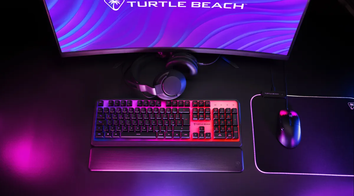 Gaming-Setup mit Tastatur, Maus und Kopfhörern. Alles mit RGB-Lichtern beleuchtet.