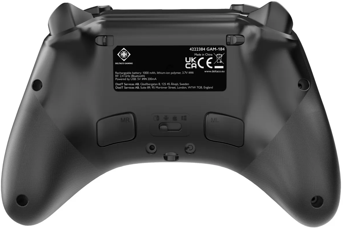 Retro di un controller di gioco nero. Include pulsanti, una porta USB ed etichette.