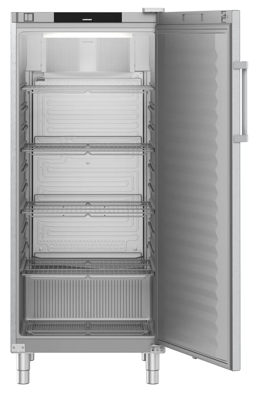 Offener Edelstahlkühlschrank. Regale sind sichtbar, mit Licht oben.