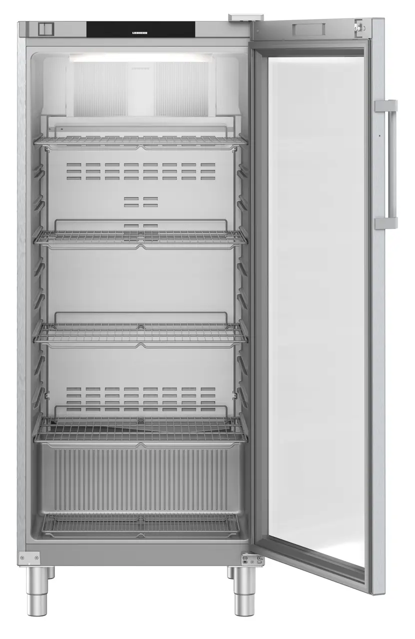Ein Kühlschrank aus Edelstahl mit offener Tür, der die Innenregale zeigt.