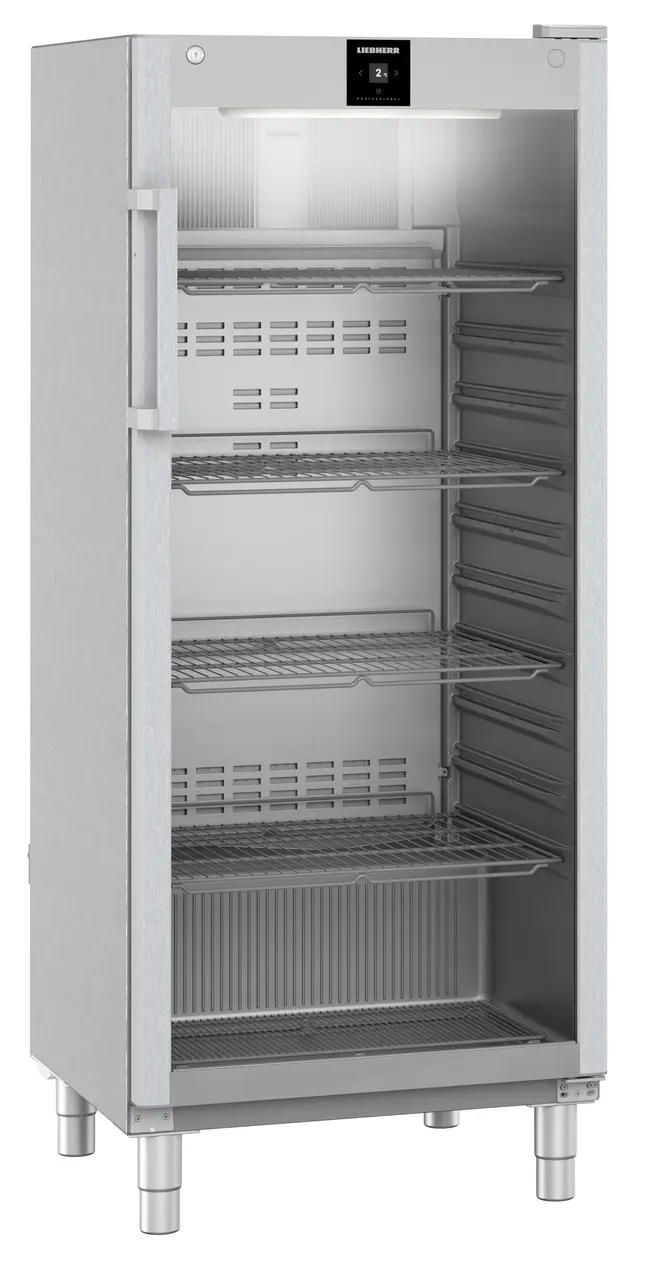 Kühlschrank aus Edelstahl mit Regalen und einem Display oben.