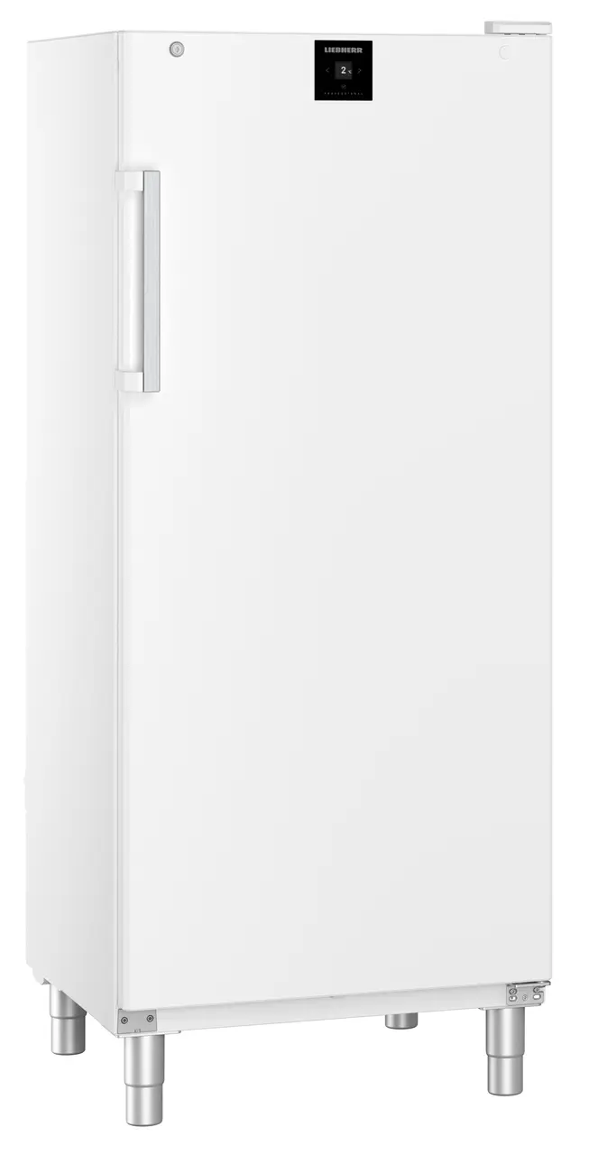 Weißer Kühlschrank. Hoch, vertikal, mit Griff. Weißer Hintergrund.