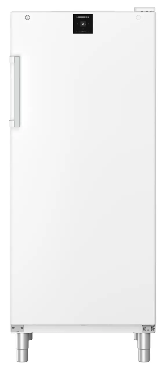 Ein hoher, weißer Liebherr Gefrierschrank mit silbernem Griff und digitaler Anzeige an der Tür.