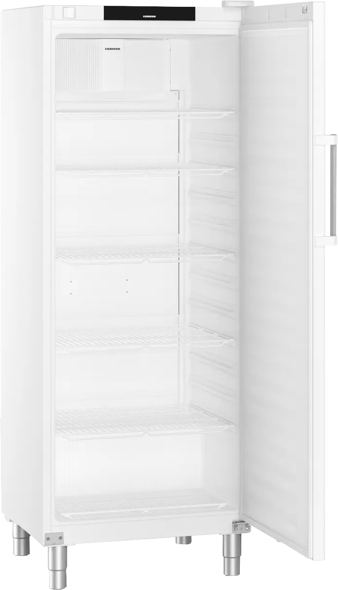 Ein weißer Liebherr-Kühlschrank mit offener Tür, der Regale freigibt. Der Innenraum ist weiß.