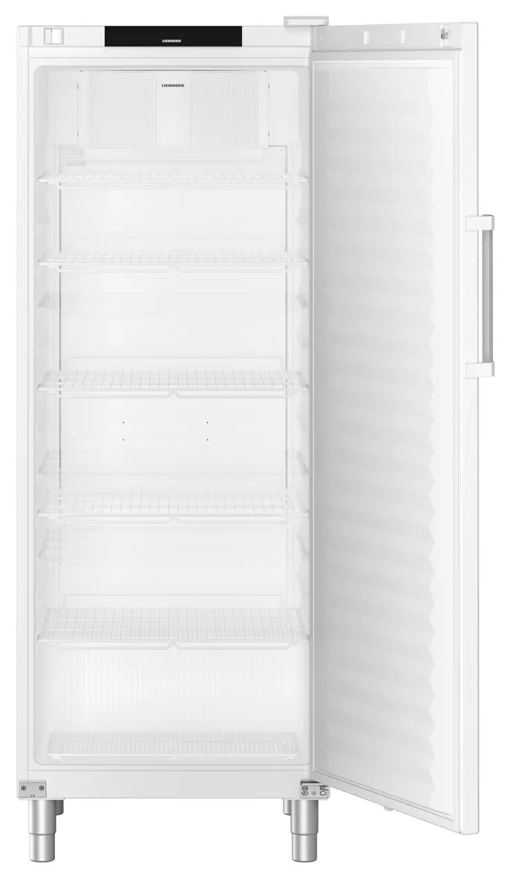 Weißer, offener Kühlschrank mit Regalen. Tür rechts.
