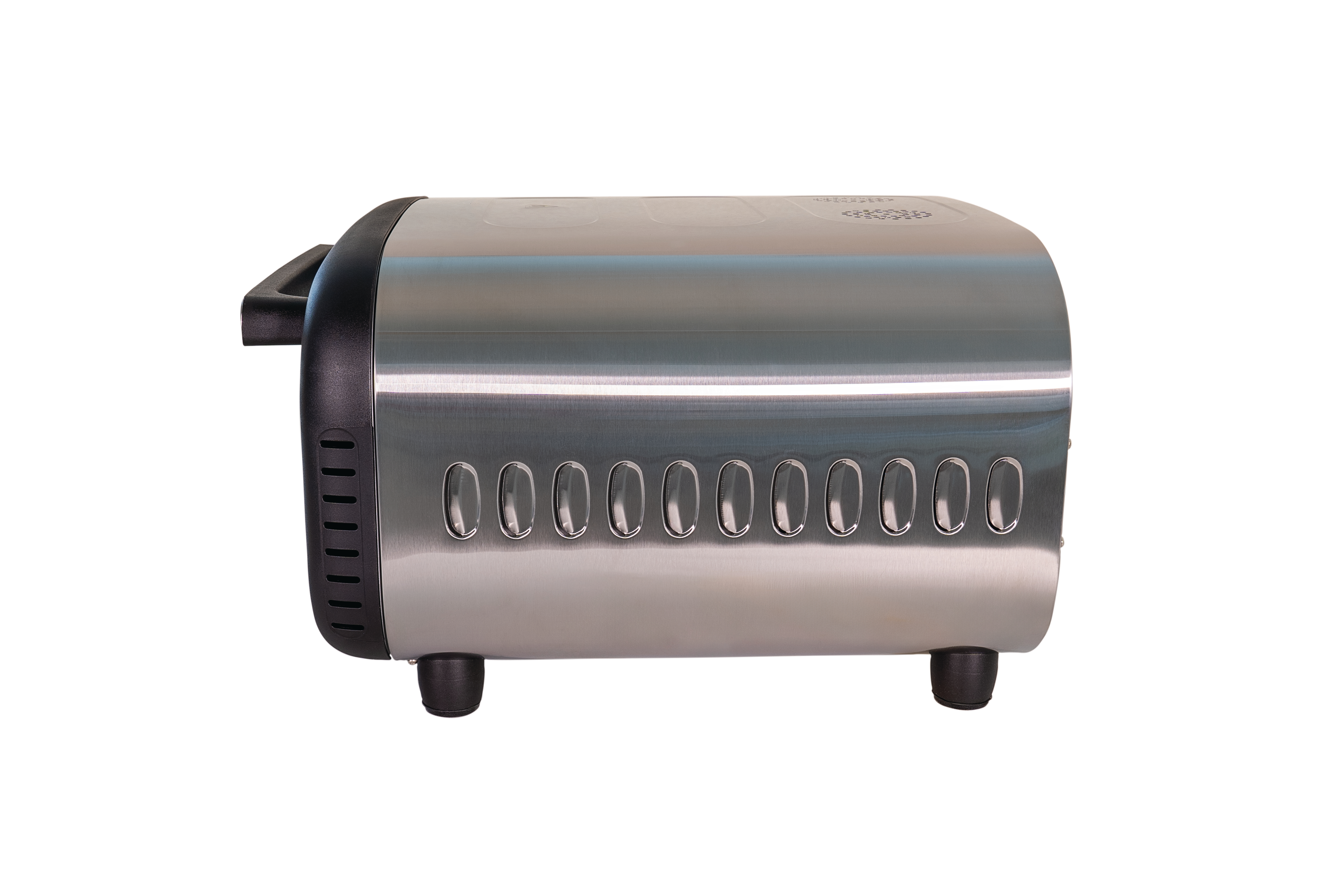Ein silberner Toaster mit schwarzem Griff und Knöpfen auf weißem Grund.