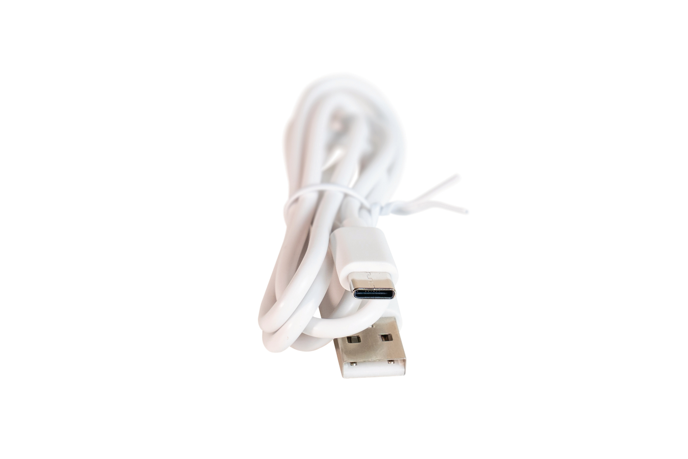 Weißes USB-C-Kabel, aufgerollt. USB-Ende eingesteckt. Weißer Hintergrund.