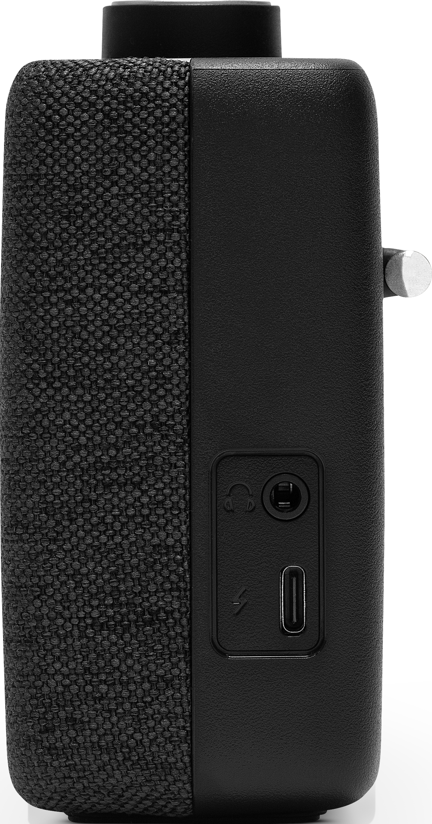 Schwarzer Lautsprecher mit Stoffgrill, Kopfhörerbuchse, Blitzsymbol und USB-C-Anschluss.