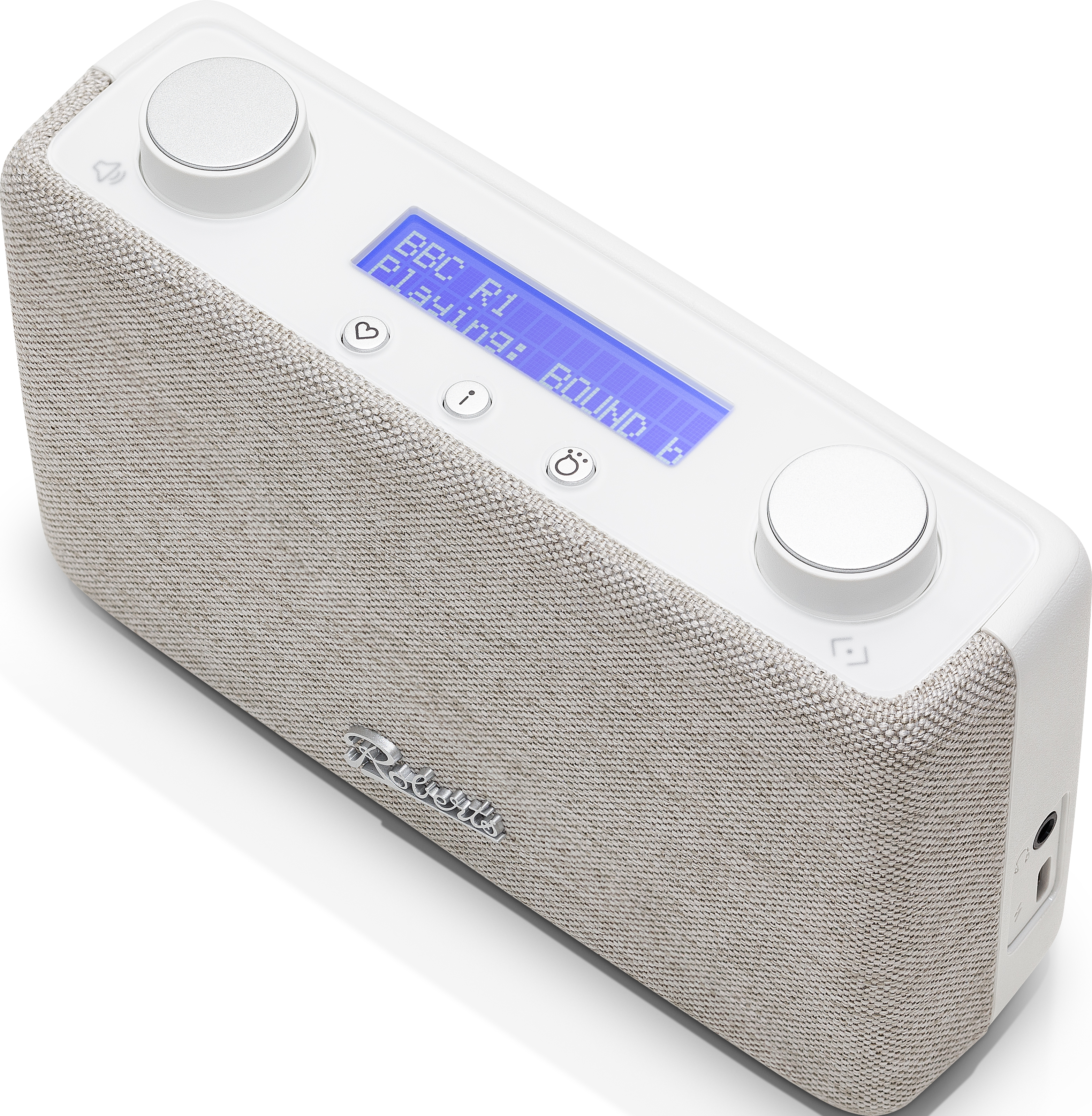 Ein weißer Digitalradio mit Stoffbezug, Knöpfen und einem blauen Display.
