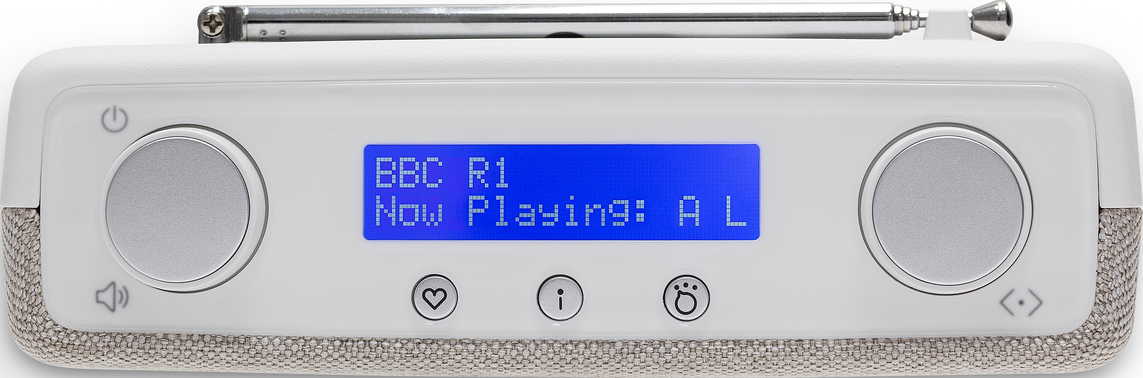 Ein weißes Radio mit silbernen Bedienelementen und einem blauen Display.
