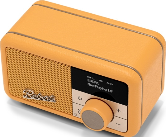 Radio Roberts orange avec cadran et boutons. Écran noir avec texte.