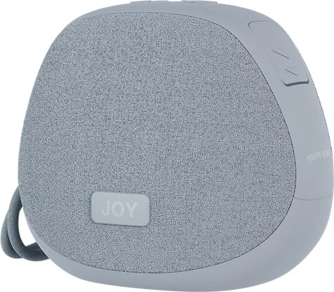 Un haut-parleur gris en forme de galet avec une façade en tissu. Le haut-parleur a des boutons, une boucle et le mot "JOY".