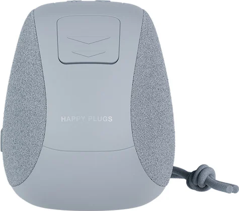 Un haut-parleur gris avec un devant en tissu et une sangle, sur un fond clair.