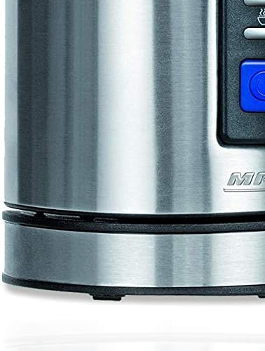 Zbliżenie srebrnego urządzenia z czarną podstawą i niebieskim przyciskiem po prawej stronie.