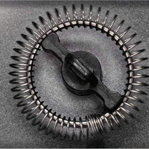 Czarna i srebrna trzepaczka, z czarnym uchwytem, na szarej powierzchni.