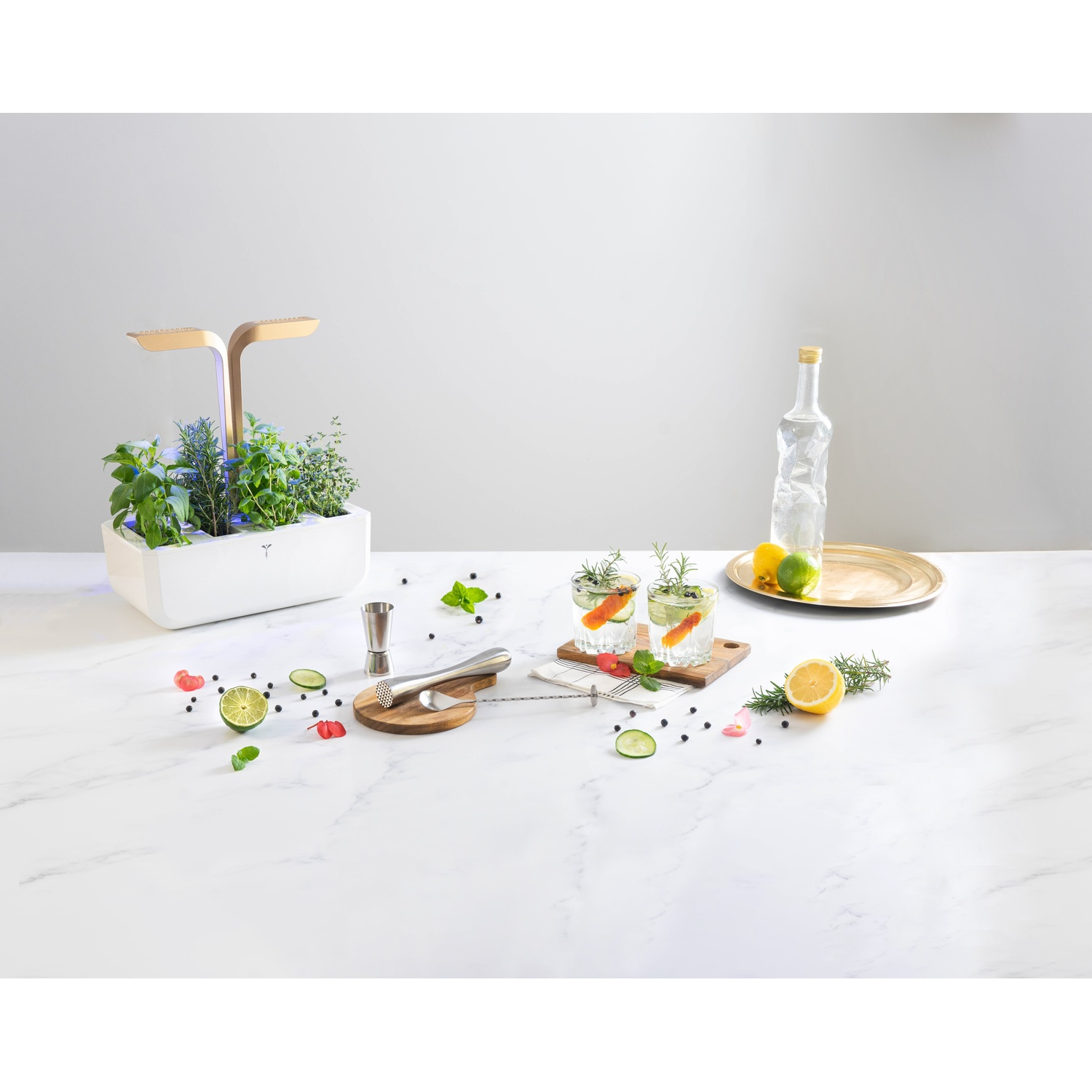 Scena di cocktail con erbe, bicchieri e ingredienti. Superficie in marmo bianco, illuminazione brillante.