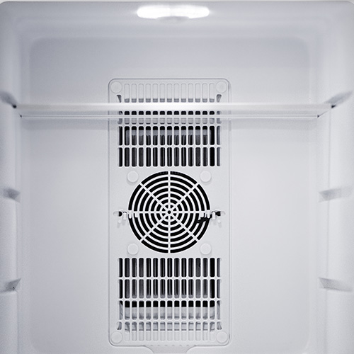 Fehér hűtőszekrény belseje. Ventilátort és szellőzőrendszert mutat.