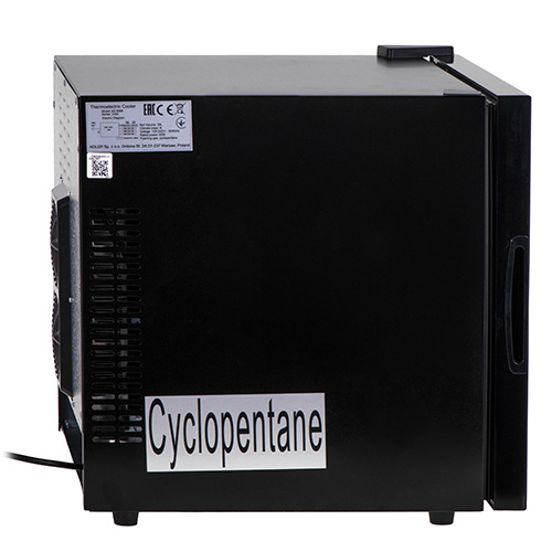 Fekete termoelektromos hűtő, rajta a "Cyclopentane" feliratú matricával.