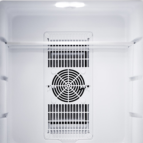Hűtőszekrény belseje ventilátorral, szellőzőkkel és polccal, fehér háttér előtt.