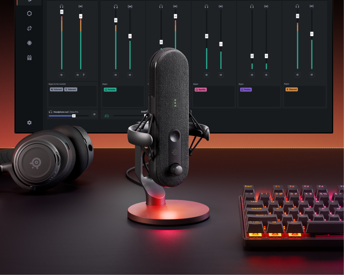 Un micrófono en un soporte con una configuración de computadora que muestra niveles de audio y aplicaciones.