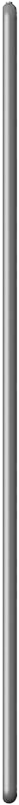 Un oggetto metallico cilindrico e alto con superficie riflettente, in piedi su sfondo bianco.