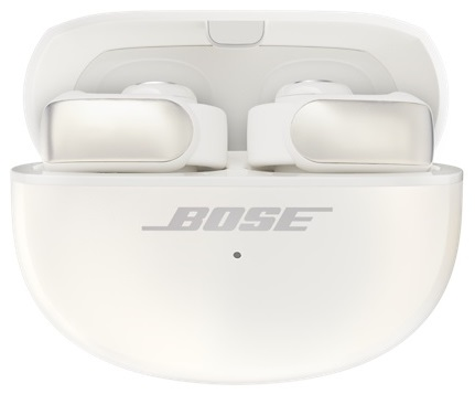 Białe słuchawki Bose w etui ładującym. Etui otwarte, pokazujące słuchawki.