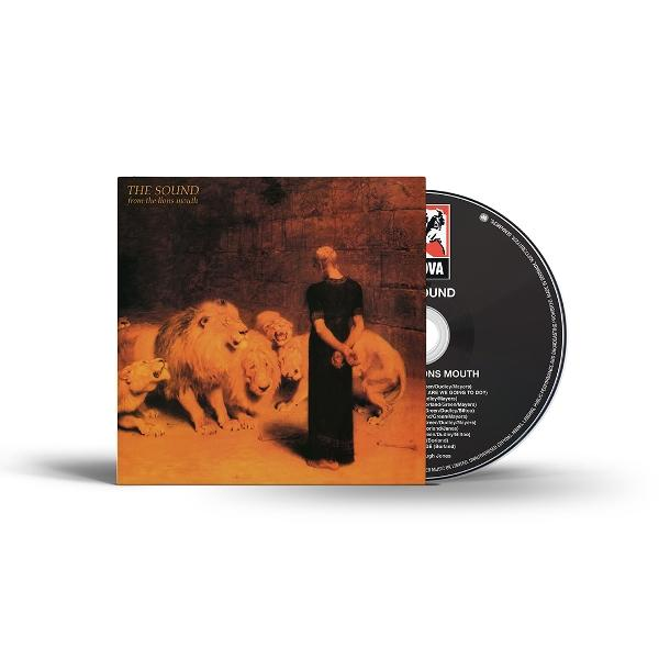 CD-Albumcover mit einer Figur in einem schwarzen Kleid, umgeben von Löwen, auf braunem Hintergrund.