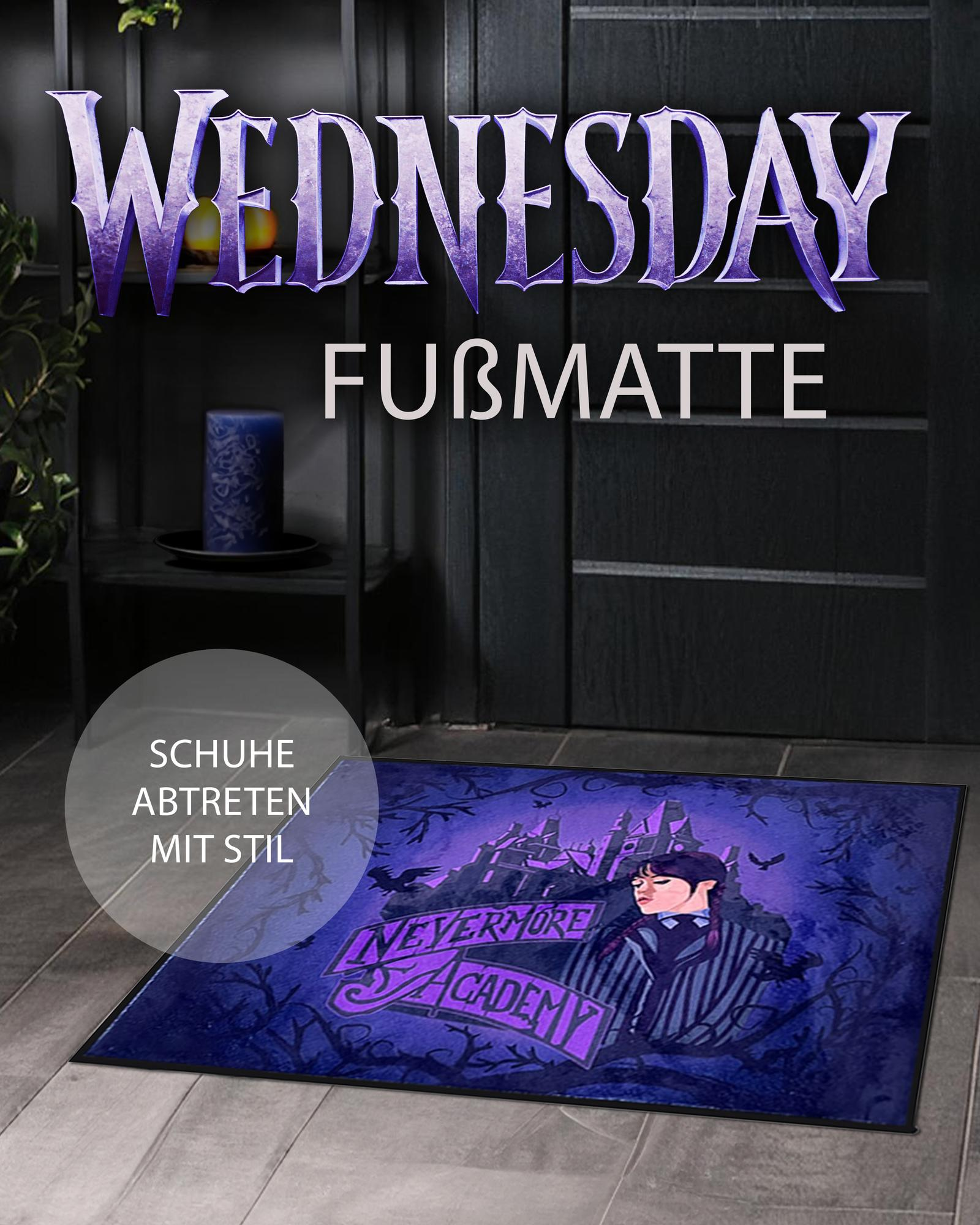 Fußmatte mit 'Wednesday'- und 'Nevermore Academy'-Design, mit Charakter, auf dunklem Hintergrund.