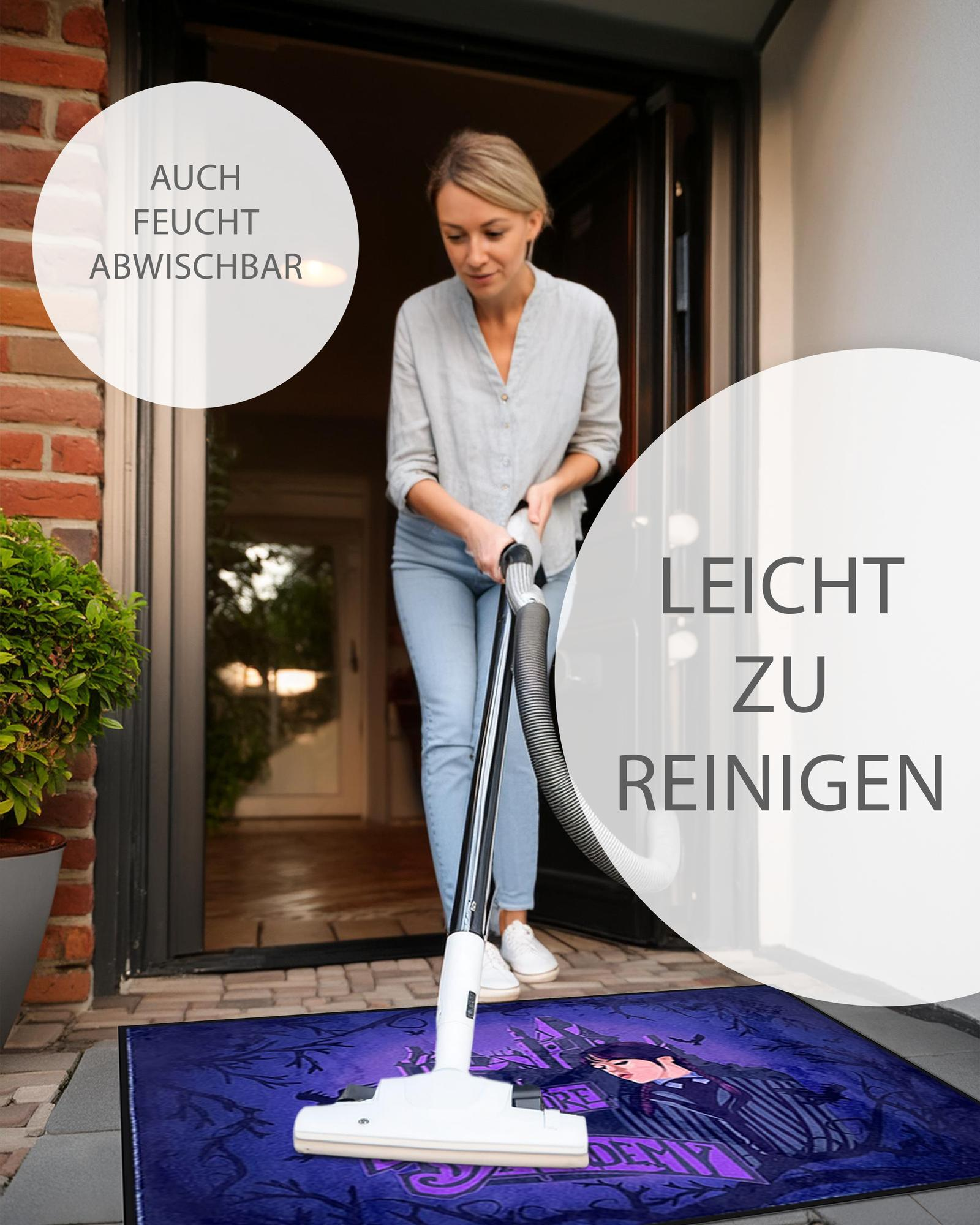 Frau saugt einen Teppich in einem Türrahmen. Textblasen sagen: leicht zu reinigen und abwischbar.
