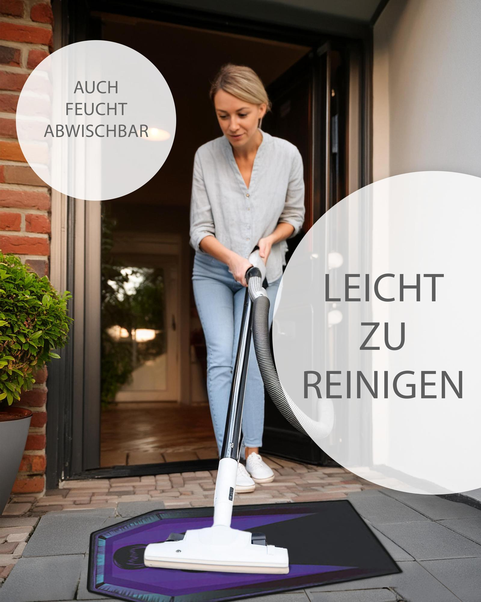 Frau saugt einen Teppich in einem Türrahmen. Textblasen sagen: leicht zu reinigen und abwischbar.