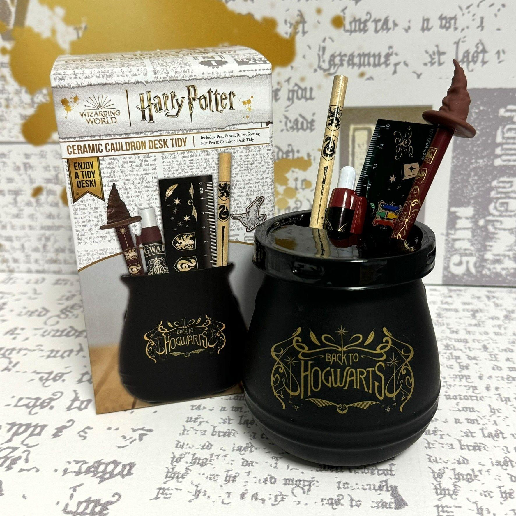Ein Harry Potter Schreibtisch-Organizer mit Stiften und einem Lineal.