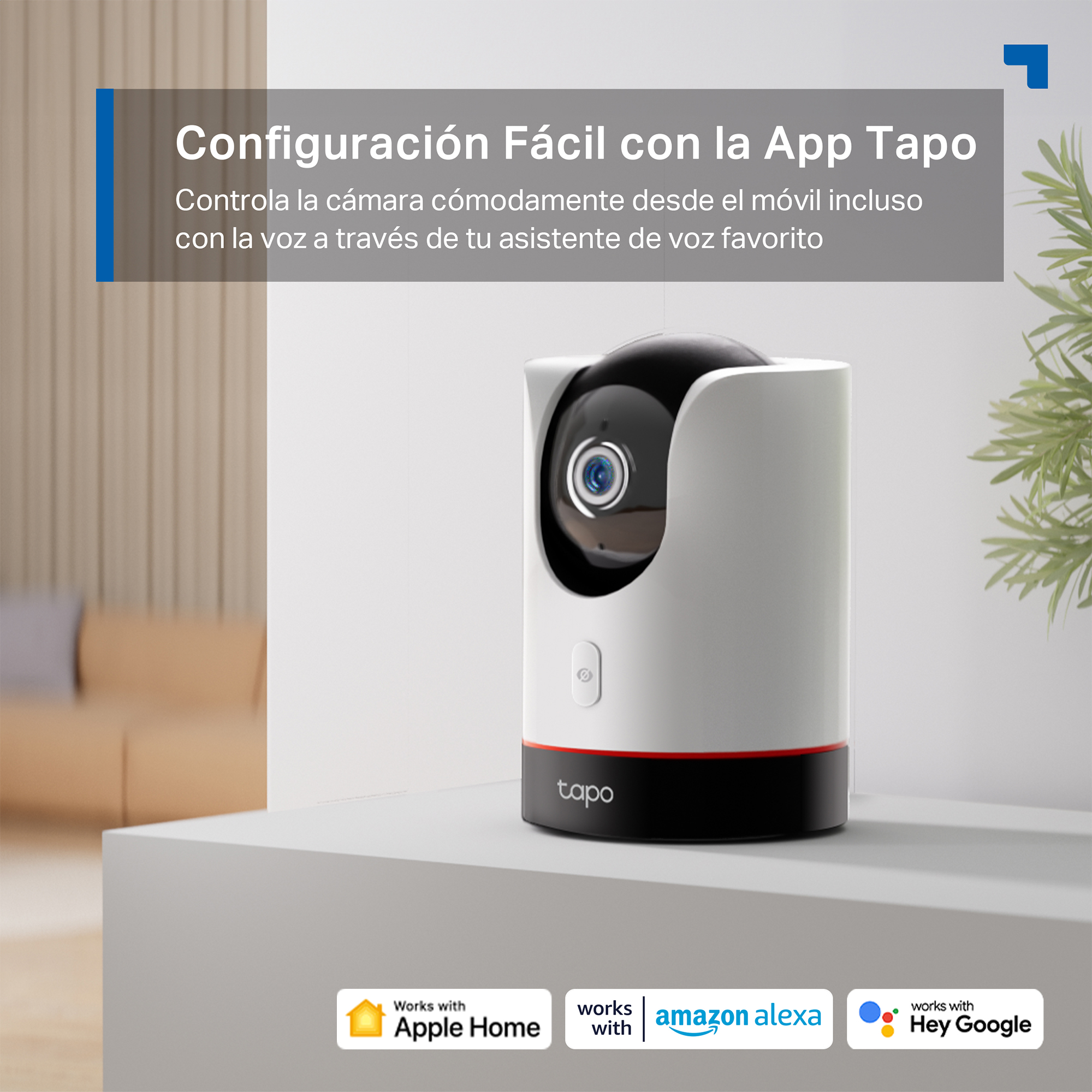 Una cámara de seguridad Tapo blanca y negra sobre una superficie blanca, con texto sobre fácil configuración y control por voz.