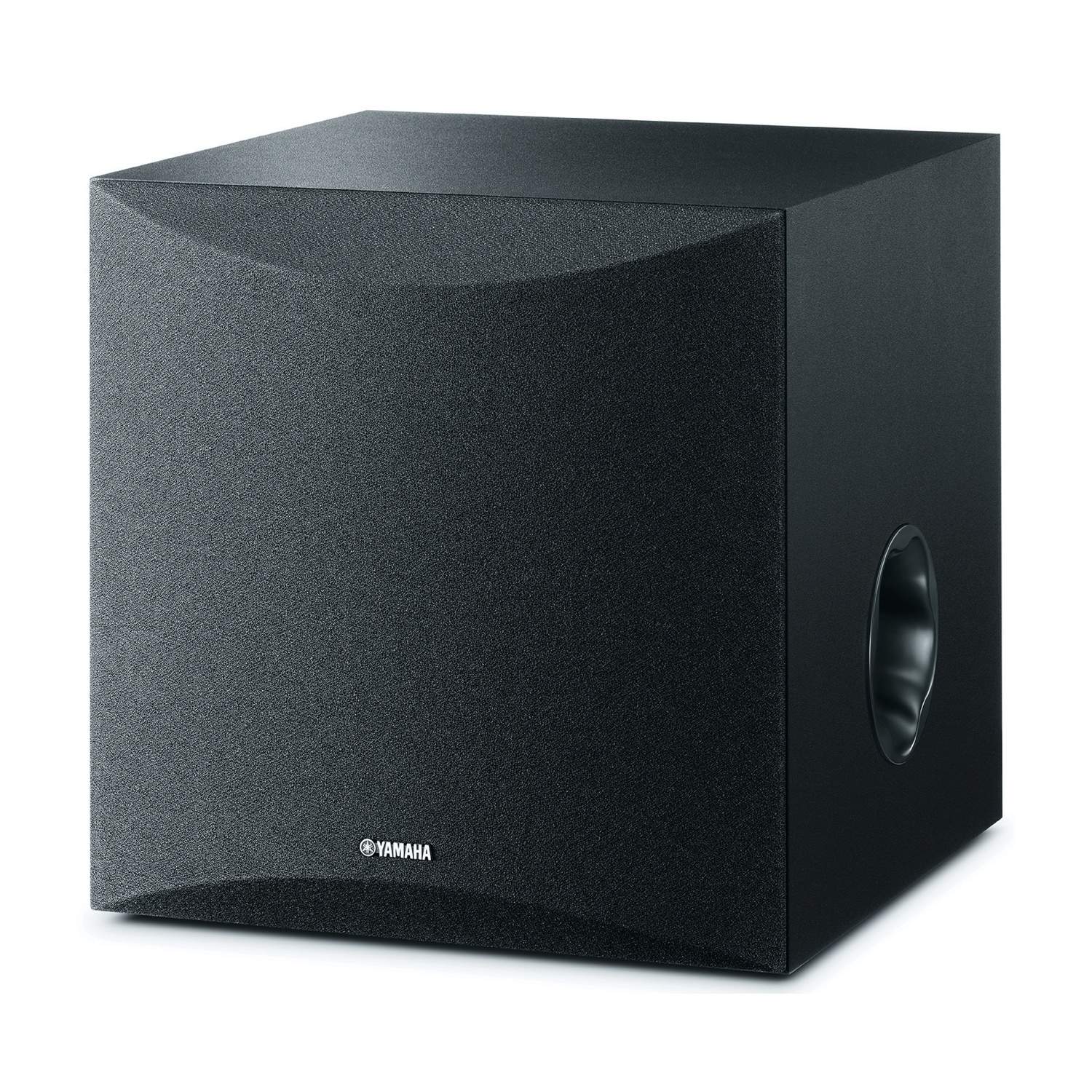 Un subwoofer Yamaha nero su sfondo bianco. Ha una forma a cubo e una porta laterale.