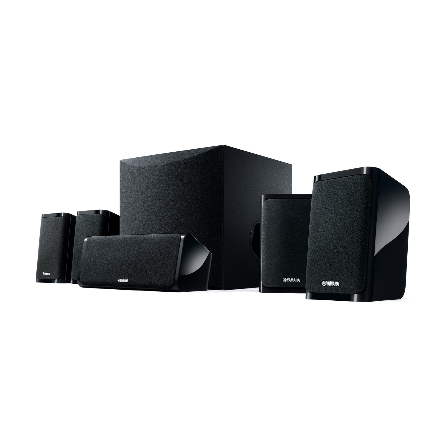 Un sistema di altoparlanti home theater Yamaha nero su sfondo bianco.
