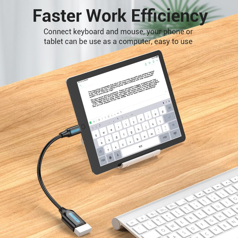 Tablet billentyűzethez és egérhez csatlakoztatva, a munka hatékonyságának koncepcióját bemutatva.