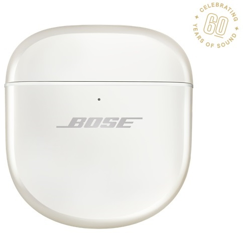 Białe etui ładujące z logo Bose. Etui ma zaokrąglony kształt.