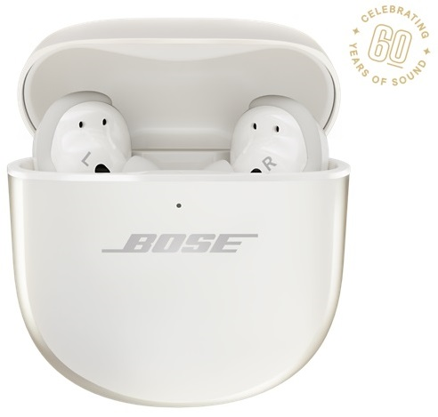 Białe etui na słuchawki z dwoma słuchawkami. Na etui napis BOSE i Celebrating 60 years.