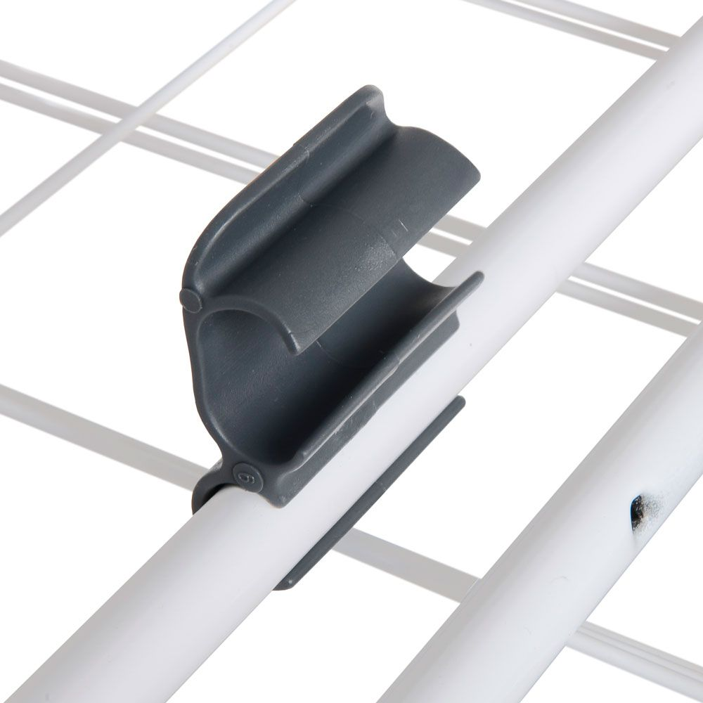 Szara spinka mocująca dwa białe pręty konstrukcji.