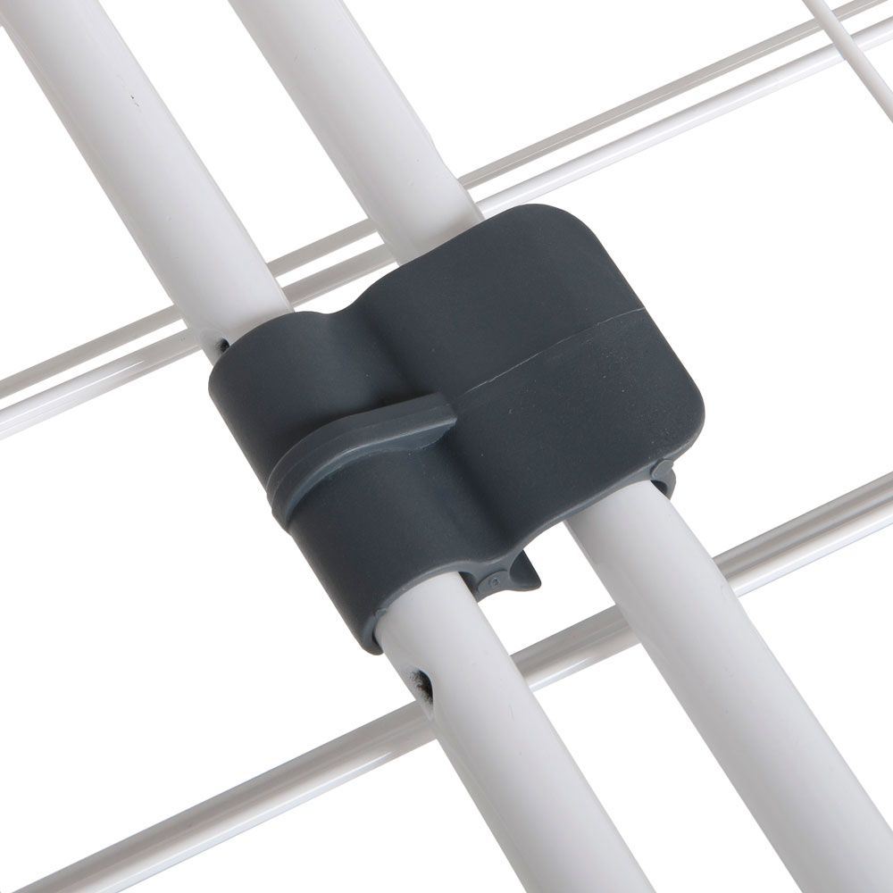 Zbliżenie na połączenie metalowego wieszaka na pranie. Szary plastikowy łącznik łączy dwa białe pręty.