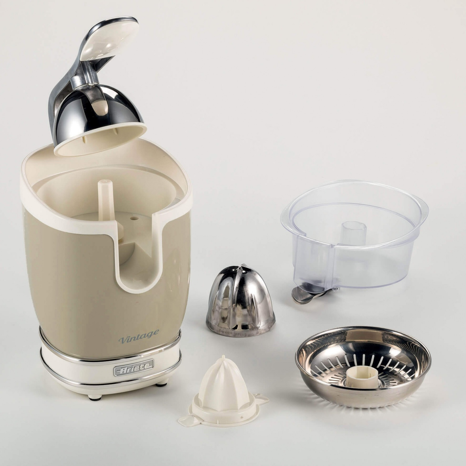 Spremiagrumi in stile vintage, beige e argento, con parti staccate: coperchio, alesatore, filtro e contenitore.