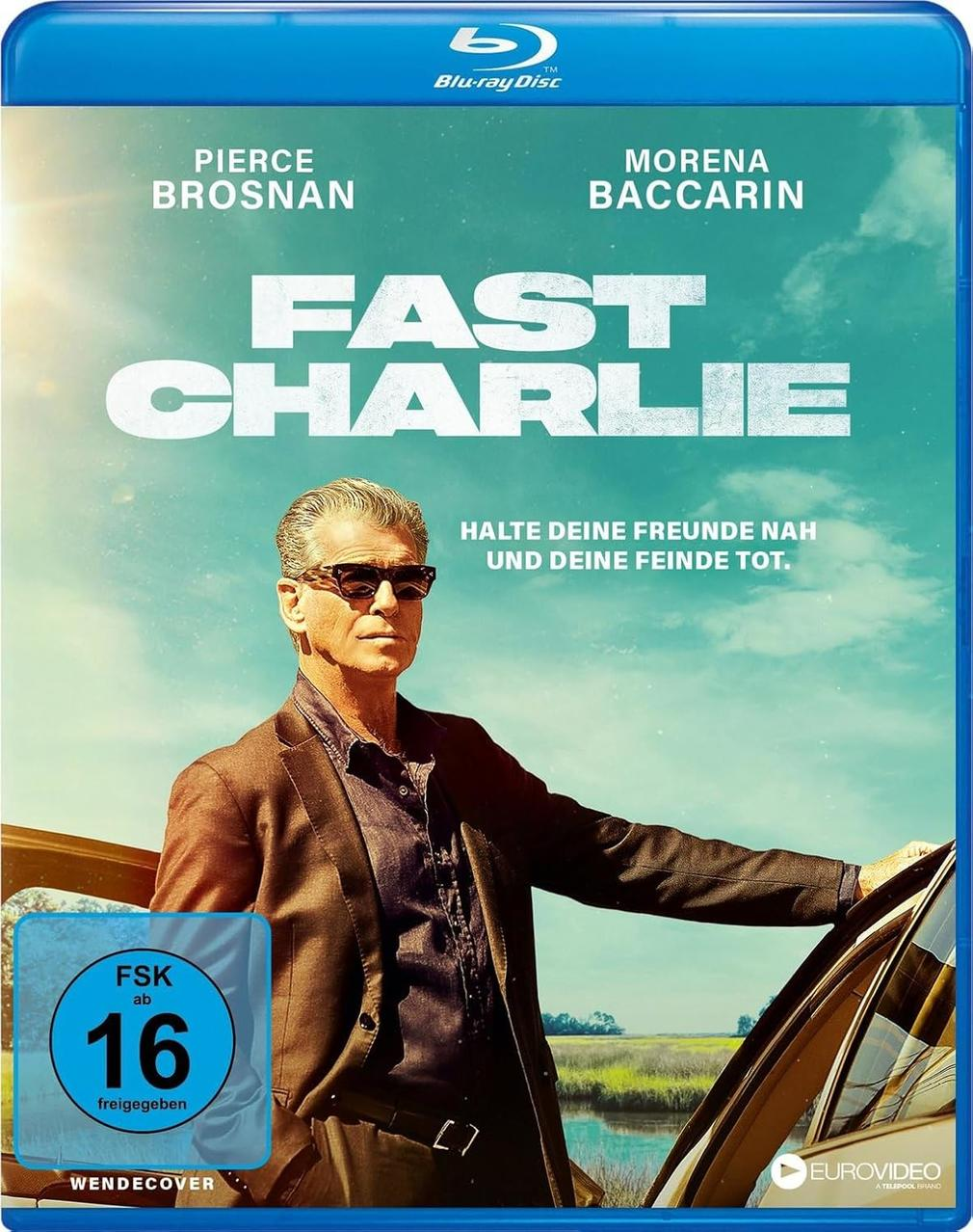 Blu-ray-Cover für 'Fast Charlie'. Pierce Brosnan mit Sonnenbrille. Hintergrund Himmel mit Text.