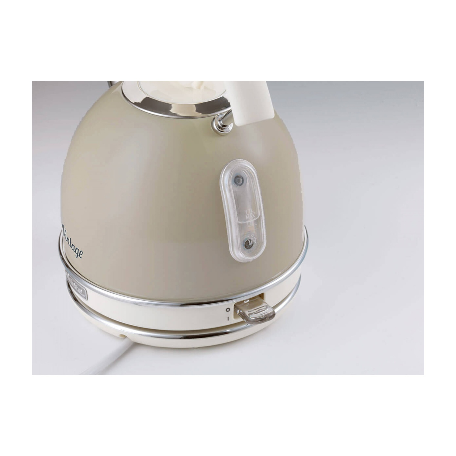 Un bollitore beige in stile vintage con manico bianco e indicatore del livello dell'acqua.