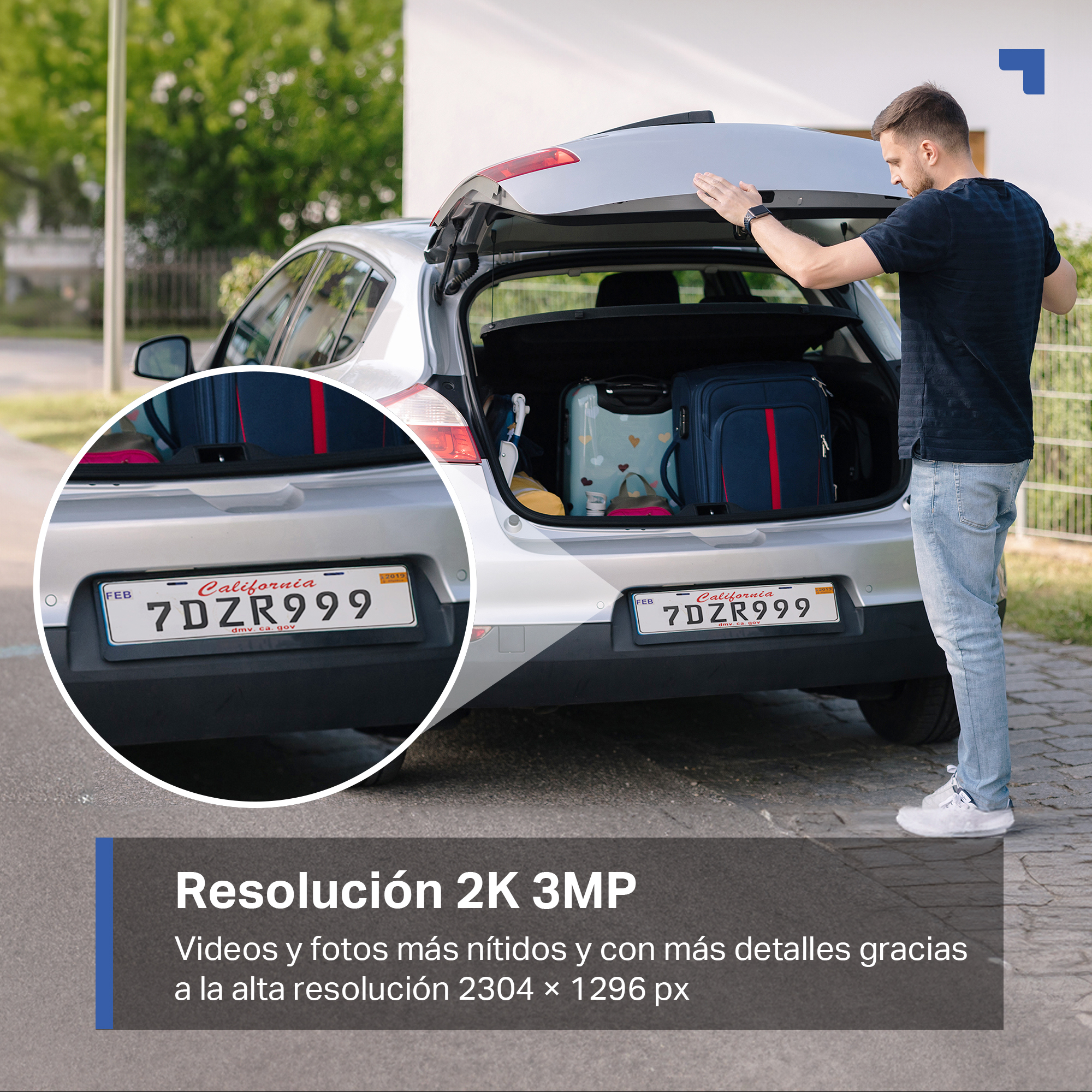 Un hombre abriendo el maletero de un coche plateado, con una matrícula y equipaje visible.