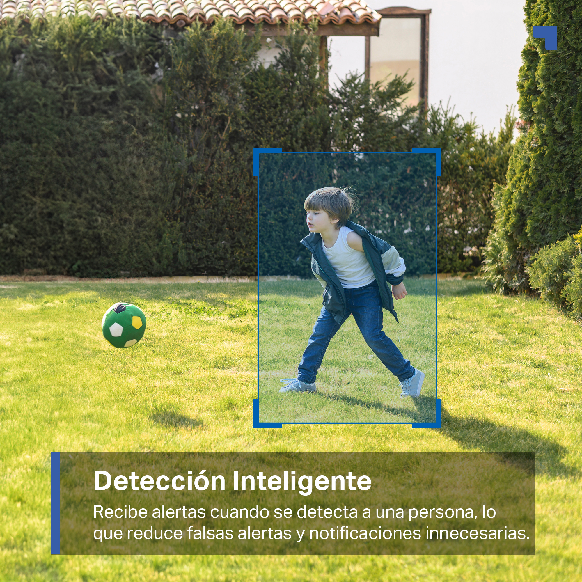 Niño jugando con un balón de fútbol verde, un cuadro de detección resalta al niño.