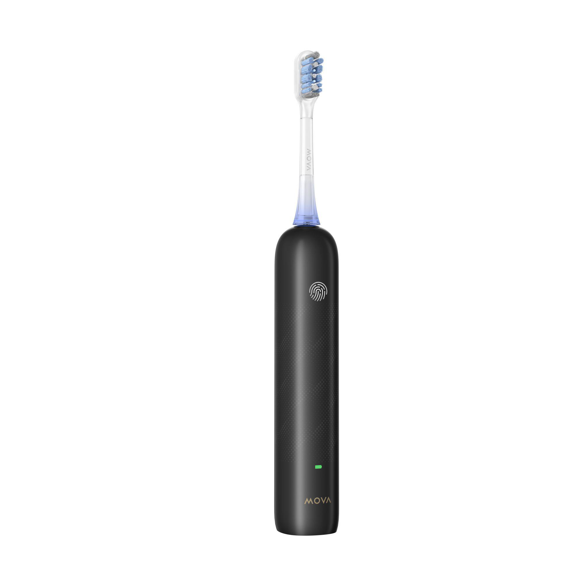 Schwarze elektrische Zahnbürste mit blauen Borsten, der Griff hat einen Fingerabdruck und grünes Licht.