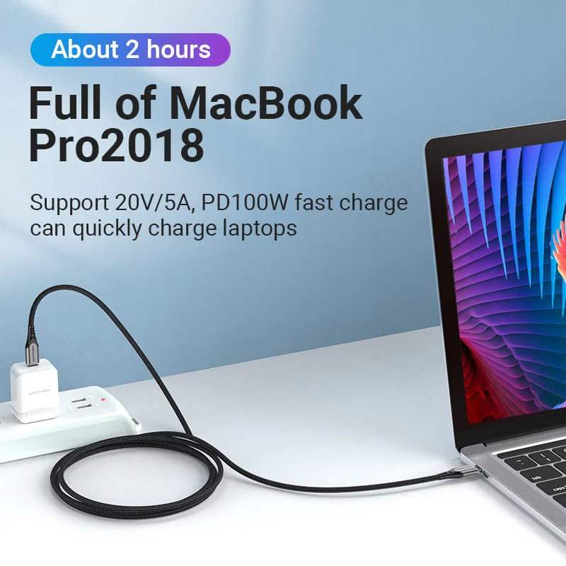 Egy MacBook Pro fekete kábellel és fehér töltővel töltődik. A szöveg 2 órát ír.