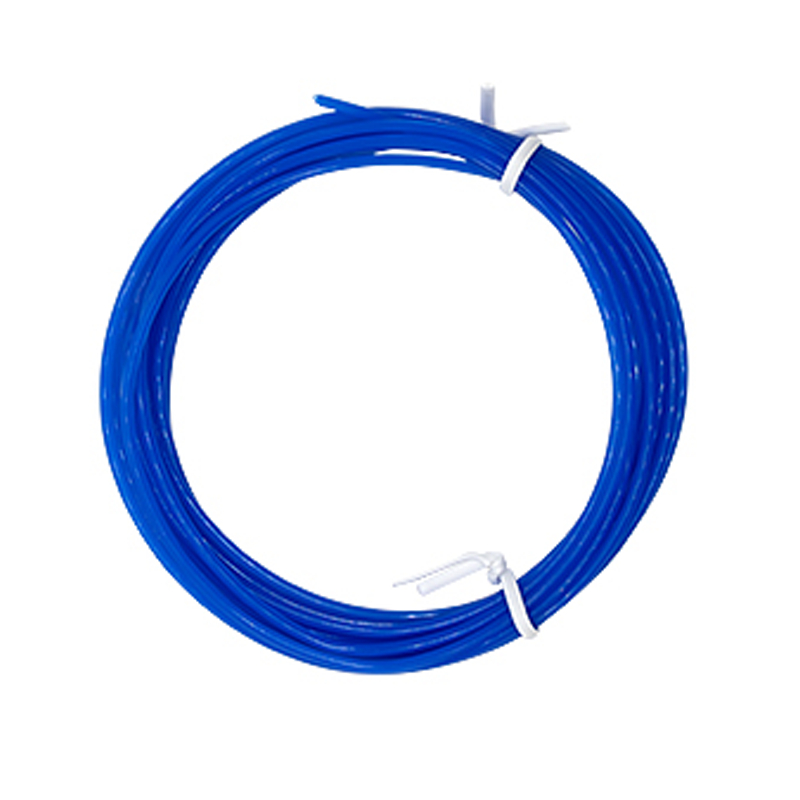 Gewickeltes blaues Kunststofffilament für 3D-Druck, mit weißem Bindeglied.
