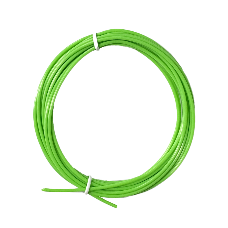 Ein grünes, aufgerolltes Kabel, das von zwei weißen Bändern zusammengehalten wird, vor weißem Hintergrund.