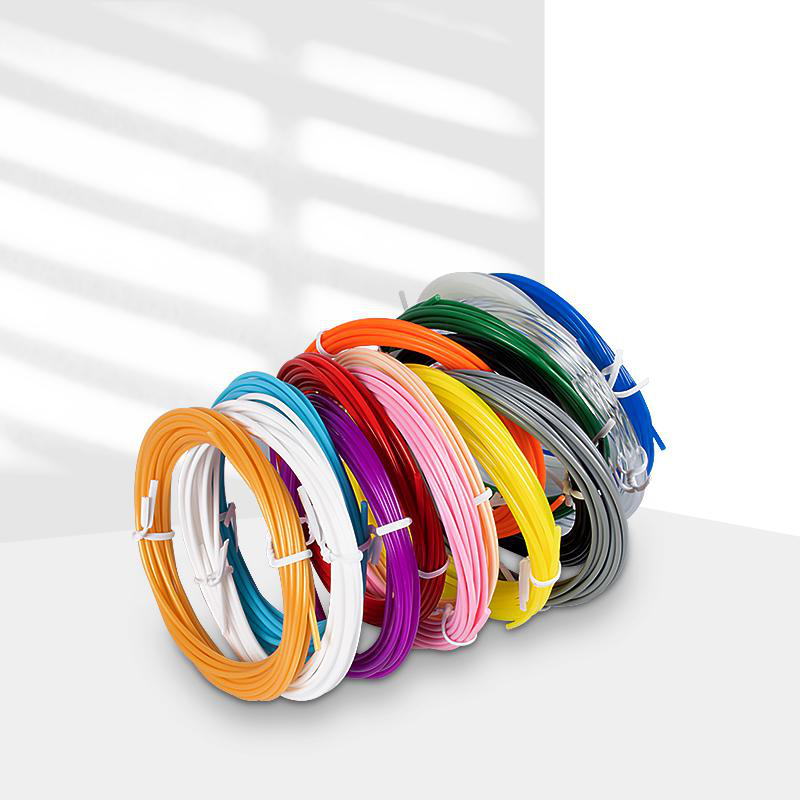 Spulen mit 3D-Drucker-Filament in verschiedenen Farben.