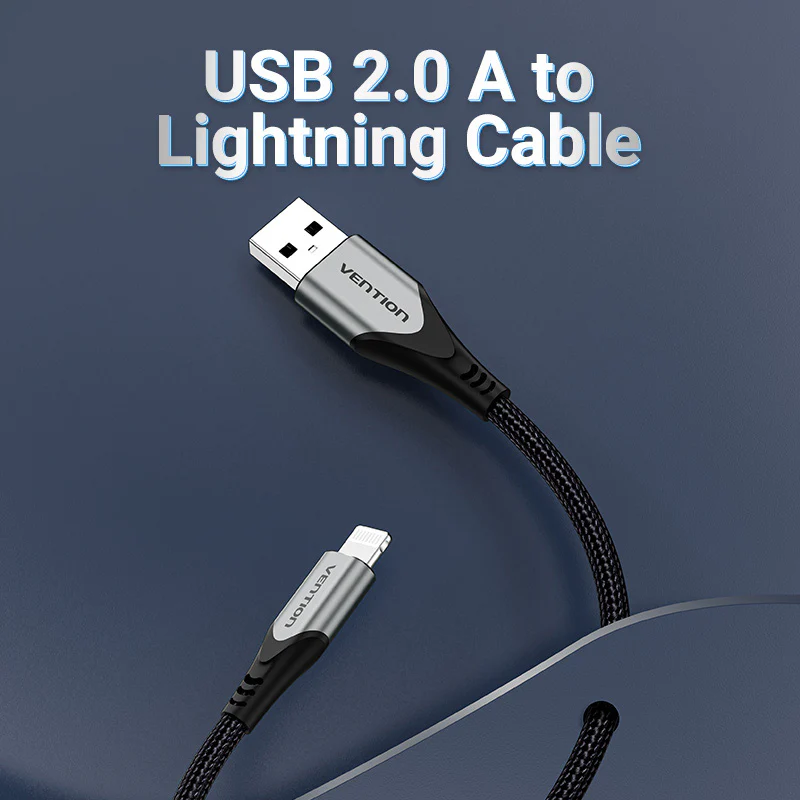 USB-Lightning kábel. Vention márka a csatlakozókon. USB és Lightning csatlakozók, sötétkék háttér.